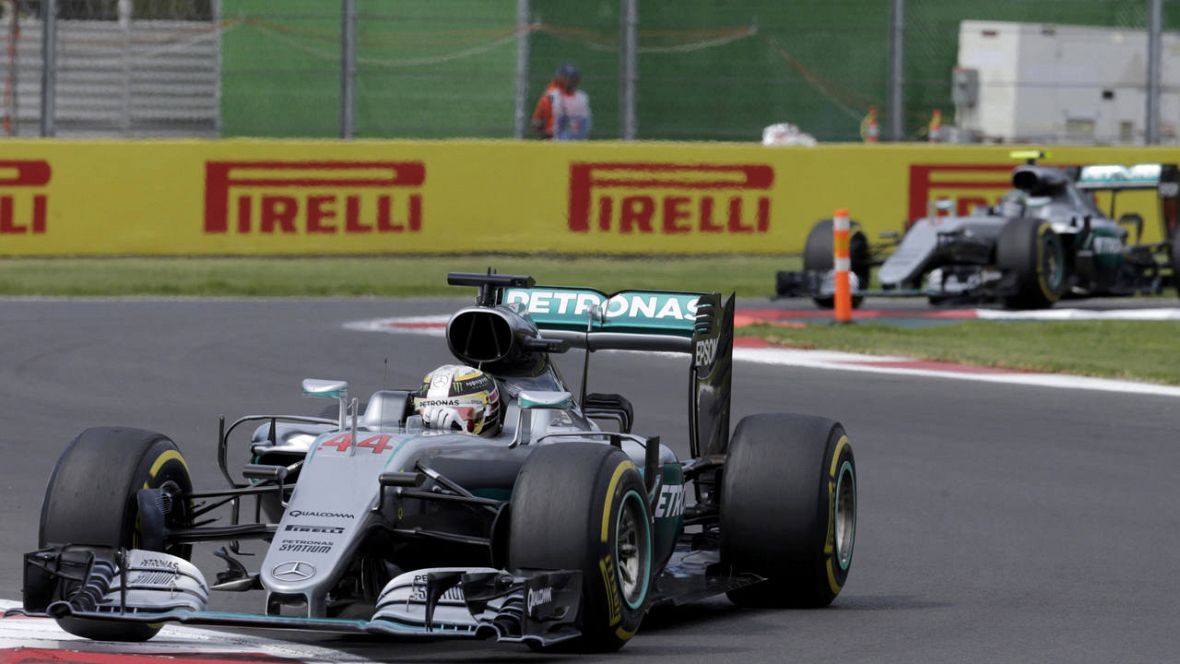 Lewis Hamilton pilota por delante de su compañero Nico Rosberg