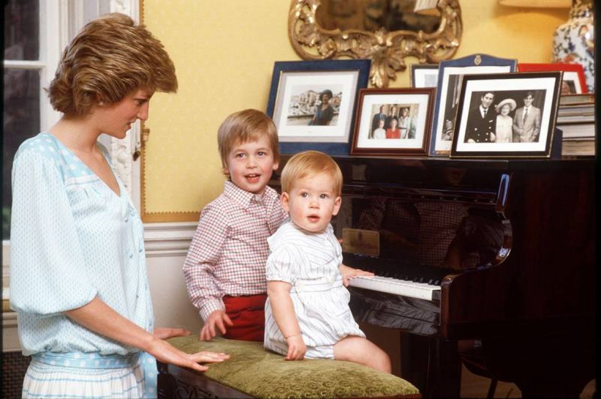 Diana de Gales - La princesa Diana junto a sus hijos Enrique y Guillermo