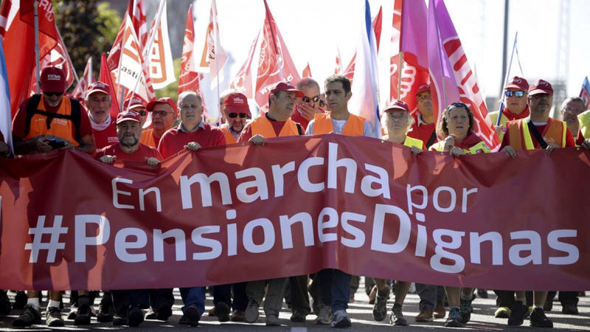 La marcha sindical de pensionistas a su paso por Benavente (Zamora)