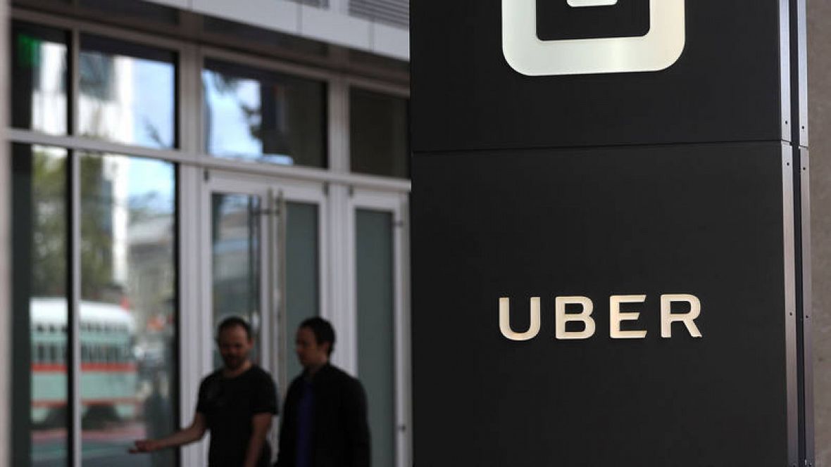 Logo de Uber a la puerta de sus oficinas en San Francisco