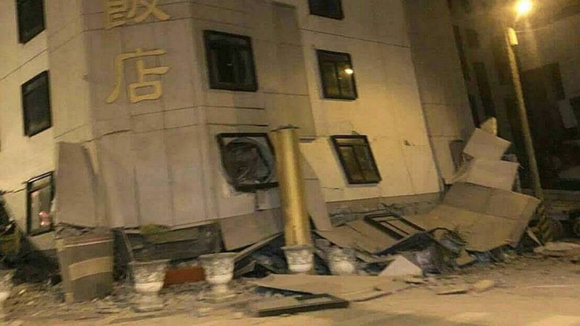 Al menos un centenar de atrapados en varios edificios tras un terremoto en Taiwán ?w=1180&i=1517939640754