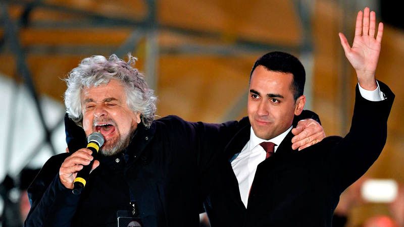 El fundador del M5S, Beppe Grillo, abraza al candidato de la formación, Luigi di Maio, en el acto de cierre de campaña