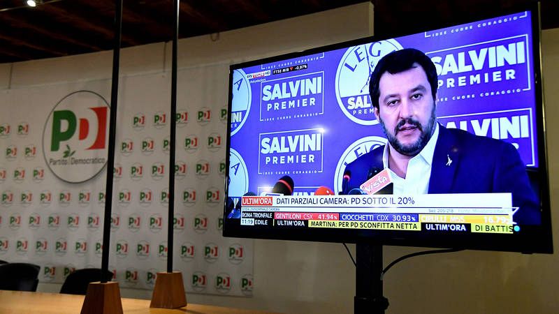 Una pantalla de la sede del Partido Demócrata muestra al líder de la Liga Norte, Matteo Salvini