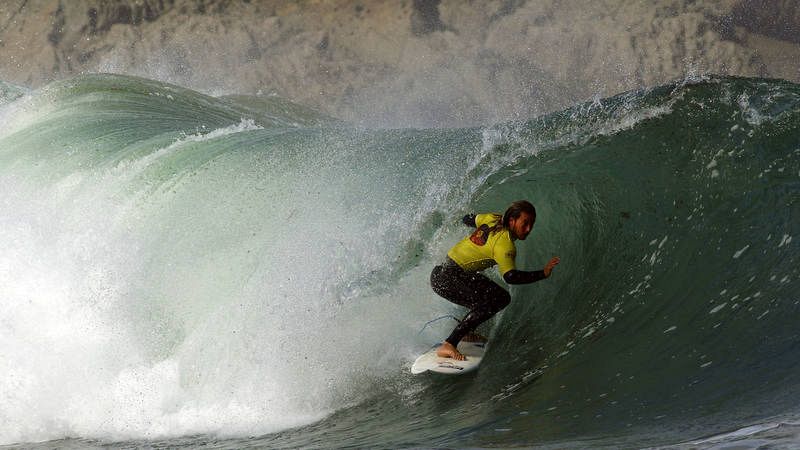 Un surfista compita en la XXVII Tapia Goanna Pro