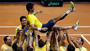 El brasileño Bellucci es manteado por sus compañeros tras el partido. El brasileño Bellucci es manteado por sus compañeros tras el partido.