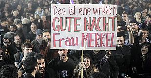 Cartel con el lema 'Buenas noches, señora Merkel', durante la celebración de la victoria de Syriza en Grecia Cartel con el lema 'Buenas noches, señora Merkel', durante la celebración de la victoria de Syriza en Grecia