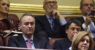 Los presidentes de la Generalitat Valenciana, Alberto Fabra; de la Comunidad de Madrid, Ignacio González, y de Castilla-La Mancha, María Dolores de Cospedal, escuchan el debate desde la tribuna del Congreso. Los presidentes de la Generalitat Valenciana, Alberto Fabra; de la Comunidad de Madrid, Ignacio González, y de Castilla-La Mancha, María Dolores de Cospedal, escuchan el debate desde la tribuna del Congreso.