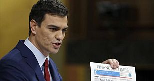 Pedro Sánchez muestra a Rajoy las portadas de varios periódicos tras el rescate de la banca de 2012 durante su primera intervención en el debate del estado de la nación. Pedro Sánchez muestra a Rajoy las portadas de varios periódicos tras el rescate de la banca de 2012 durante su primera intervención en el debate del estado de la nación.