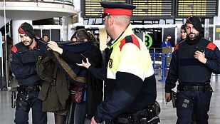 Tensión entre los familiares y amigos que esperan en El Prat tras el accidente aéreo Tensión entre los familiares y amigos que esperan en El Prat tras el accidente aéreo