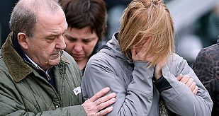 Familiares de víctimas del avión estrellado en los Alpes en el aeropuerto de El Prat