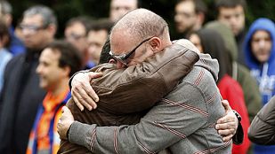 Compañeros de los dos pasajeros fallecidos que trabajaban en Delphi se funden en un abrazo Compañeros de los dos pasajeros fallecidos que trabajaban en Delphi se funden en un abrazo