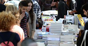 UNA INVASIÓN DE LIBROS Y ROSAS VUELVE A CONQUISTAR LAS CALLES DE CATALUÑA UNA INVASIÓN DE LIBROS Y ROSAS VUELVE A CONQUISTAR LAS CALLES DE CATALUÑA