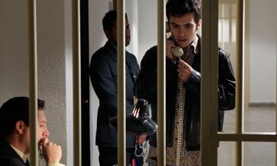 Cuando la policía entra por la puerta, la amistad salta por la ventana Cuando la policía entra por la puerta, la amistad salta por la ventana