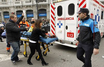 Efectivos de los servicios médicos, Policía Municipal y voluntarios atienden a una de las siete personas que han resultado heridas
