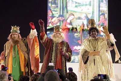 Los Reyes Magos saludan tras finalizar la cabalgata en Madrid