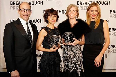 Emmanuelle Charpentier y Jennifer Doudna con el CEO de Twitter, Dick Costolo y la actriz Cameron Díaz e nlos Premios Breakthrough en noviembre de 2014.