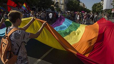 Participantes en la Marcha del Orgullo Gay en Sevilla desplegaban la bandera arcoiris el 27 de junio.