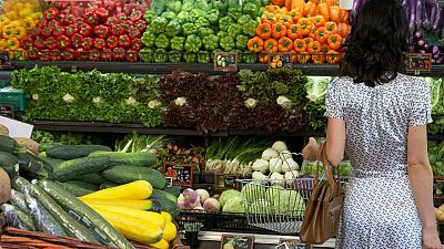 Una mujer compra fruta en un supermercado