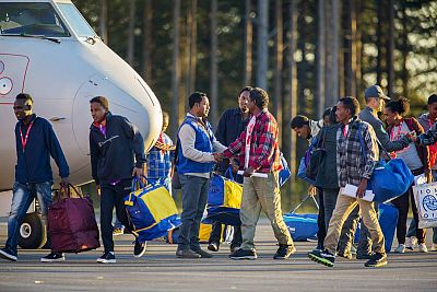 Los primeros refugiados trasladados en la UE llegan a Suecia