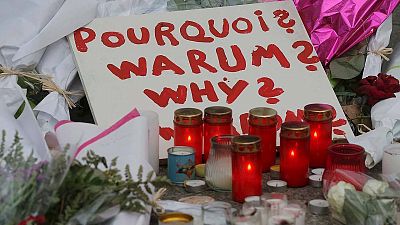 Una nota pregunta "¿por qué?" en un memorial frente a la sala Bataclan, escenario de los atentados de París, el 16 de noviembre de 2015. REUTERS/Christian Hartmann