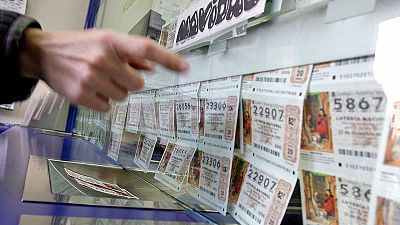 Una compradora elige un número para el Sorteo de la Lotería de Navidad en una administración de Valencia