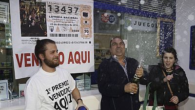 Celebración en una administración de Madrid que repartió el Gordo de la Lotería de Navidad de 2014