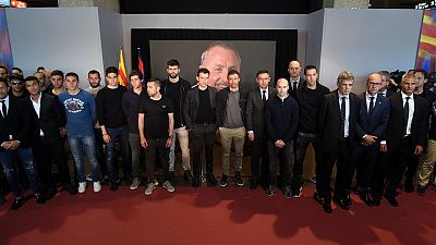 La plantilla del Barcelona visita el espacio memorial a Johan Cruyff en el Camp Nou.