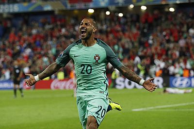 Quaresma celebra el gol que clasifica a Portugal para cuartos de final de la Eurocopa 2016.