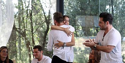 El abrazo entre Chenoa y Bisbal El abrazo entre Chenoa y Bisbal