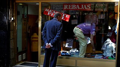 Un hombre observa el escaparate de una tienda en Madrid