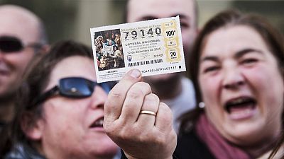 Una mujer muestra un décimo del Gordo de la Loteria de Navidad en Almería Una mujer muestra un décimo del Gordo de la Loteria de Navidad en Almería