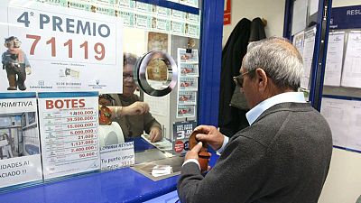 Un hombre compra un décimo en una administración de lotería de Guadalajara