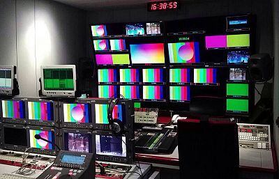 Imagen de la cabina de realización de TVE instalada en los aledaños al Quijote Arena.