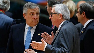 Jean-Claude Juncker y Antonio Tajani mantienen una conversación en la cumbre del Consejo Europeo