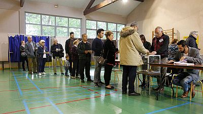 Varias personas hacen cola para votar en un colegio en Vaulx-en-Velin, Francia Varias personas hacen cola para votar en un colegio en Vaulx-en-Velin, Francia