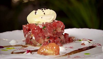 Tartar de atún rojo con helado de aceituna empeltre