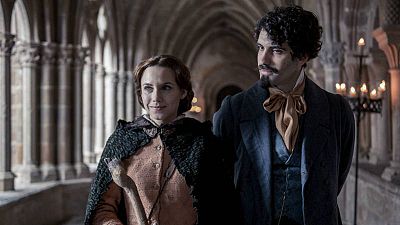 Amelia pasea con Gustavo Adolfo Bécquer en el pueblo de Trasmoz Amelia pasea con Gustavo Adolfo Bécquer en el pueblo de Trasmoz