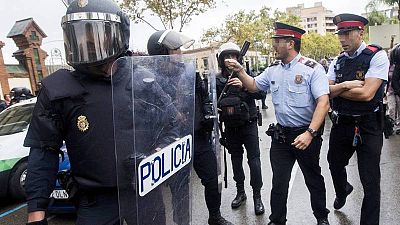 Agentes antidisturbios de la Policía Nacional y de los Mossos d' Esquadra discuten frente al Instituto Can Vilumara de L'Hospitalet de Llobregat Agentes antidisturbios de la Policía Nacional y de los Mossos d' Esquadra discuten frente al Instituto Can Vilumara de L'Hospitalet de Llobregat