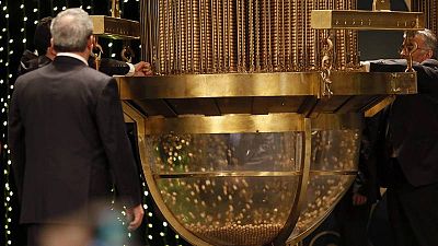 Comprobación de los números poco antes del inicio en el Teatro Real del sorteo extraordinario de Navidad Comprobación de los números poco antes del inicio en el Teatro Real del sorteo extraordinario de Navidad