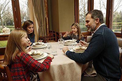 Los reyes y sus hijas comiendo un potaje de verduras que les ha servido doña Letizia. Cabe destacar que la princesa Leonor coge la cuchara con la mano izquierda Los reyes y sus hijas comiendo un potaje de verduras que les ha servido doña Letizia. Cabe destacar que la princesa Leonor coge la cuchara con la mano izquierda