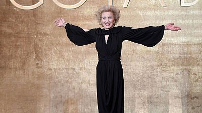 Marisa Paredes de Sybilla saluda al público tras recibir el Goya de Honor Marisa Paredes de Sybilla saluda al público tras recibir el Goya de Honor