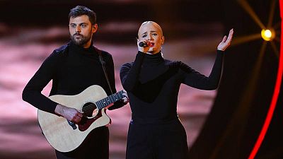 Francia: Madame Monsieur canta "Mercy" Francia: Madame Monsieur canta "Mercy"