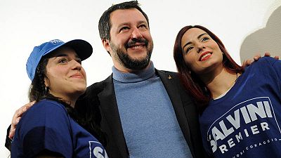 El líder de la Liga, Matteo Salvini, posa con sus simpatizantes en un mitin en Palermo