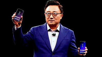 El presidente de Samsung, DJ Koh, muestra los nuevos terminales de la compañia coreana, el S9 y el S9 Plus (i)