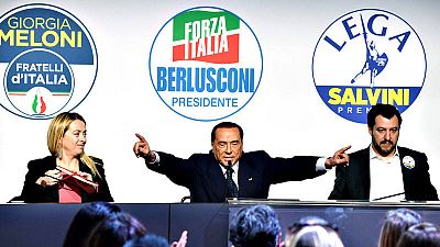 El líder de Forza Italia, Silvio Berlusconi, flanqueado por Giorgia Meloni, de Hermanos de italia, y Matteo Salvini, de la Liga