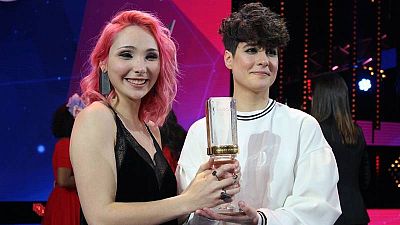 Cláudia Pascoal e Isaura, cantante y copositoras de la canción "O jardim". El tema de Portugal en Eurovisión 2018 Cláudia Pascoal e Isaura, cantante y copositoras de la canción "O jardim". El tema de Portugal en Eurovisión 2018