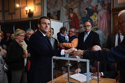 Jornada electoral en Francia El candidato presidencial Emmanuel Macron (C) vota en Le Touquet, al norte de Francia