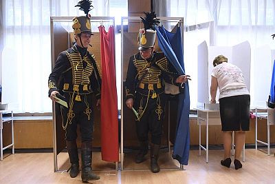 Elecciones generales en Hungría Turtsanyi Gabor y Denes Juhasz acuden a votar en un colegio electoral de Vac ataviados con el uniforme tradicional de los húsares