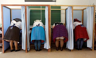 Elecciones generales en Hungría Mujeres vestidas con el traje tradicional húngaro preparan sus votos en un colegio electoral en Veresegyház, unos 30 kilómetros al este de Budapest