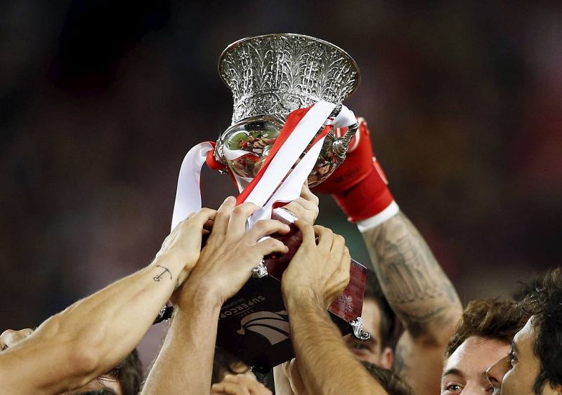 Los jugadores del Athletic de Bilbao levantan la Supercopa de España tras derrotar al Barcelona en el Camp Nou.